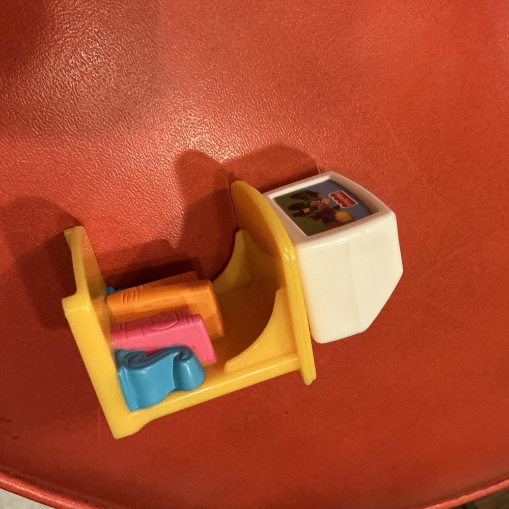 Fisher Price Television TV Bookshelf MY FIRST DOLLHOUSE LOVING FAMILY Vintage - Picture 2 of 2